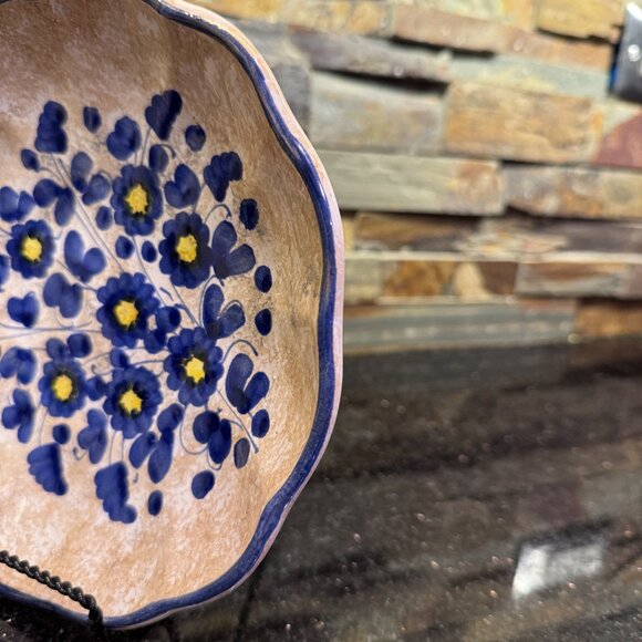 Deruta Hand Painted plate with blue and yellow flowers, hook for hanging - Picture 7 of 11